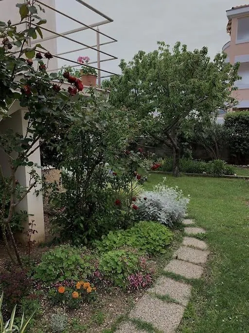 Sunny Grandma'S Garden Apartment Baska