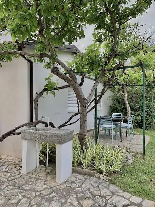 Sunny Grandma'S Garden Apartment Baska  0*, Baska (Krk)