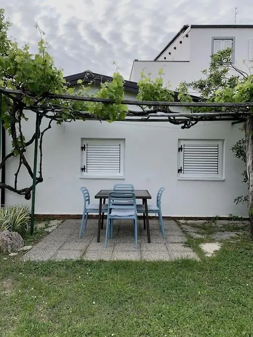 Sunny Grandma'S Garden Apartment Baska